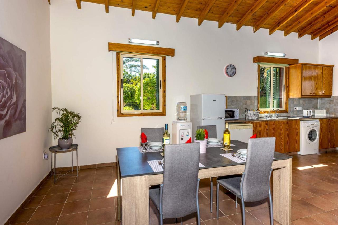 Villa Rosie by Villa Plus Polis Esterno foto